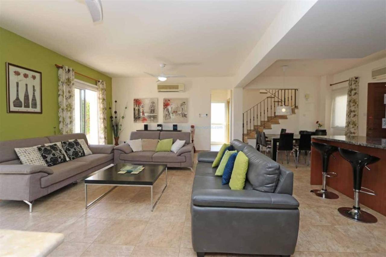 Luxury Spacious With Heated Swimming Pool Paralimni