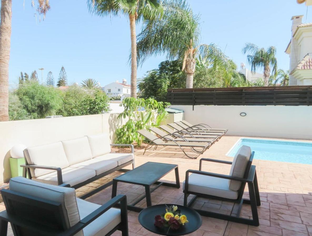 Luxury Spacious With Heated Swimming Pool Villa *