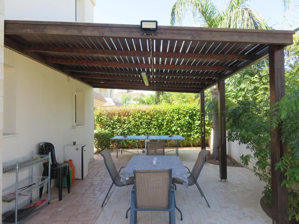 Luxury Spacious With Heated Swimming Pool Paralimni