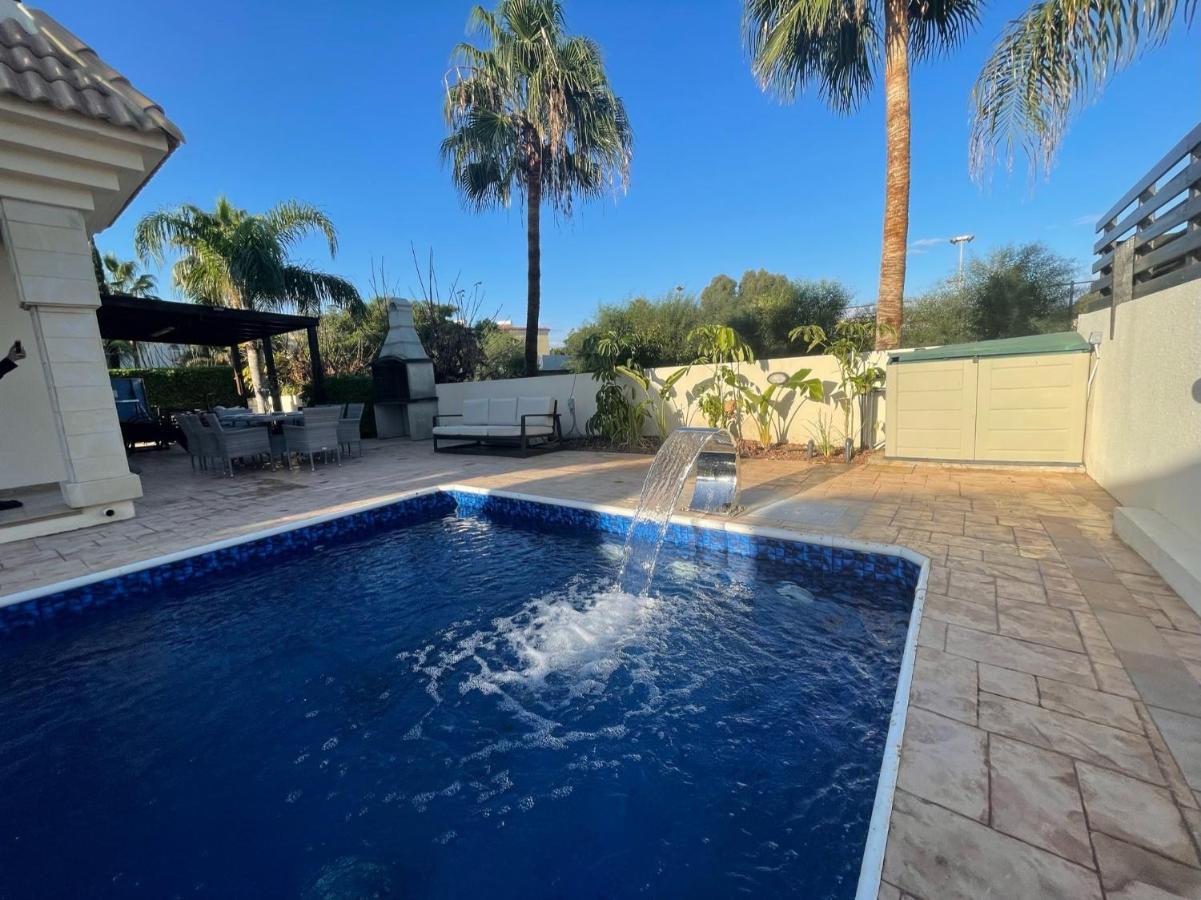 Luxury Spacious With Heated Swimming Pool Paralimni