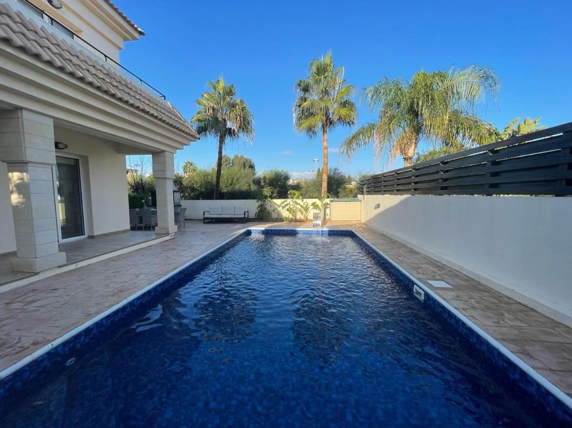 Villa Luxury Spacious With Heated Swimming Pool Paralimni